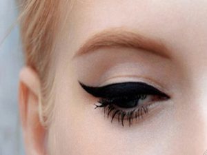 چگونه خط چشم گربه ای بکشیم