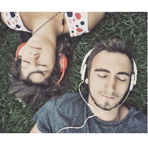 زیبایی با گوش دادن به موسیقی