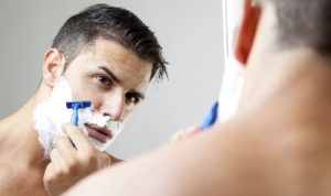 توصیه هایی برای آقایان به منظور داشتن پوست سالم قبل از شیو کردن صورت.
